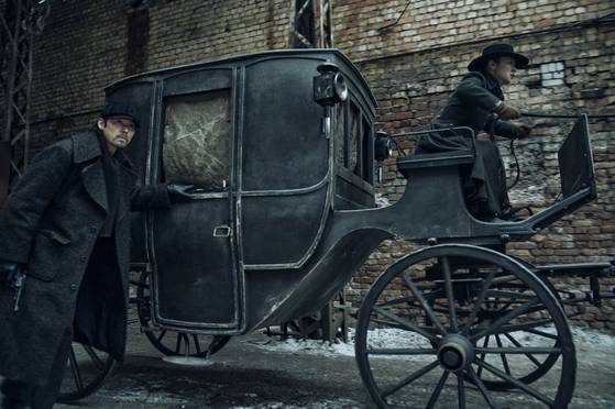 '하얼빈'에서 남편을 여읜 공부인(전여빈, 오른쪽)이 안중근 의사와 함께 작전에 나선 모습. 공부인은 창작진이 상상을 보태 만든 인물이다. 사진 CJ ENM