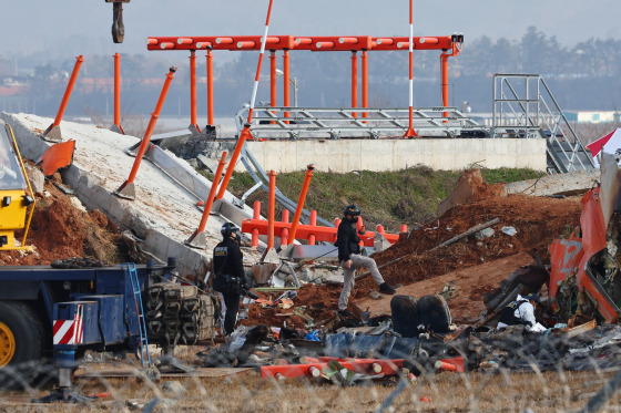 30일 전남 무안군 무안국제공항 제주항공 여객기 충돌 폭발 사고 현장에서 경찰 과학수사대가 활주로 인근의 방위각 시설(로컬라이저)을 살피고 있다..   방위각 시설은 공항의 활주로 진입을 돕는 역할을 하는 일종의 안테나로, 둔덕 상부에 있는 콘크리트 기초와 안테나가 서 있는 구조로 서 있었다. 연합뉴스