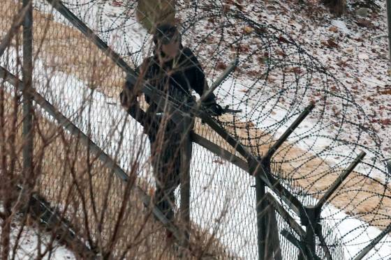 윤석열 대통령에 대한 고위공직자범죄수사처(공수처)와 경찰 국가수사본부 비상계엄 특별수사단의 2차 체포영장 집행이 임박한 가운데 14일 서울 용산구 한남동 대통령 관저 내에서 경비 인원이 순찰을 하고 있다. 뉴스1