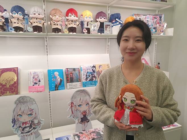 김다연 사원이 웹툰 인형을 들고 있다. 윤현주 기자
