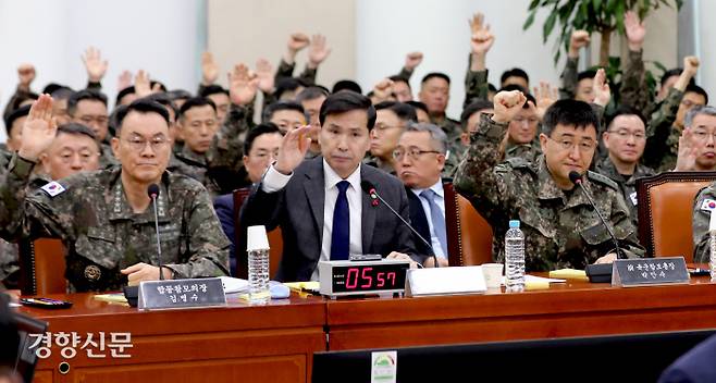‘비상계엄 관련 수사받은 사람 손 들어보세요’ 김선호 국방부 차관(가운데), 김명수 합참의장(왼쪽), 박안수 전 육군참모총장 등 군 장성들이 14일 국회에서 열린 내란혐의 진상규명 국정조사특위에 출석해 비상계엄과 관련한 수사를 받아본 사람은 손을 들어보라는 곽규택 국민의힘 의원의 발언에 일제히 손을 들고 있다. 박민규 선임기자 parkyu@kyunghyang.com