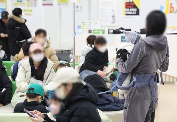 독감 확산세가 이어진 12일 오전 서울의 한 소아청소년과에서 어린이와 보호자들이 진료 순서를 기다리고 있다. 연합뉴스