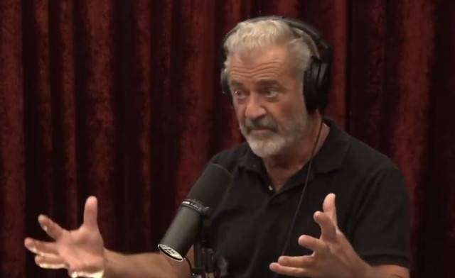 멜 깁슨 감독이 지난 10일(현지시간) 미국의 한 팟캐스트 방송에서 영화 ‘패션 오브 크라이스트’의 속편 제작에 관한 설명을 하고 있다. 팟캐스트 영상 캡처