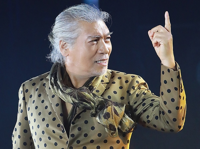 2024~2025 전국 투어 콘서트 ‘고마웠습니다’를 끝으로 은퇴를 선언한 데뷔 58년 차 가수 나훈아. [사진 제공=예아라·예소리]