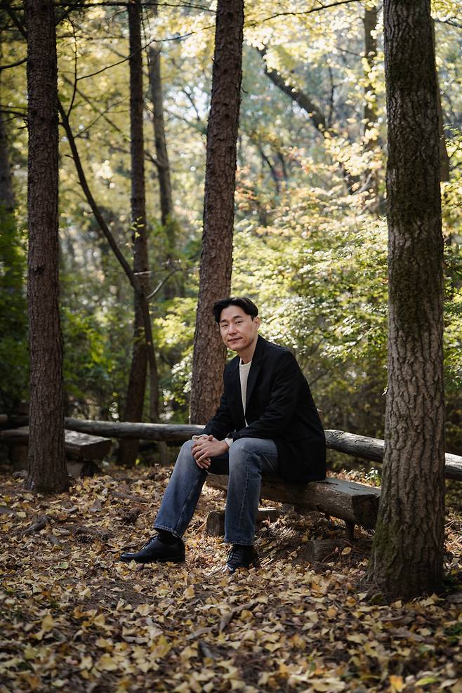 소설 ‘급류’의 정대건 작가가 미소짓고 있다  <한정선 작가>