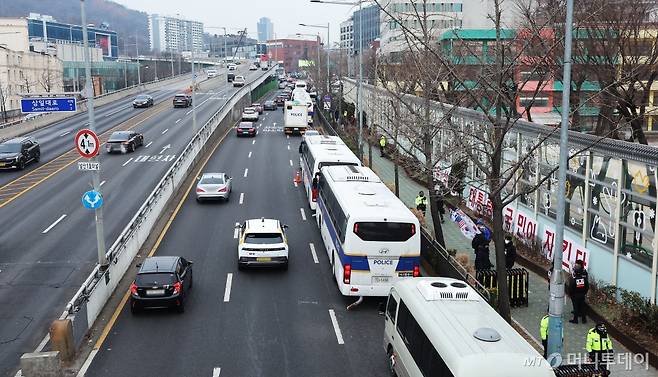 (서울=뉴스1) 장수영 기자 = 13일 오전 서울 용산구 한남동 대통령 관저 출입로 인근에 경찰 버스가 줄지어 세워져 있다. 2025.1.13/뉴스1  Copyright (C) 뉴스1. All rights reserved. 무단 전재 및 재배포,  AI학습 이용 금지. /사진=(서울=뉴스1) 장수영 기자