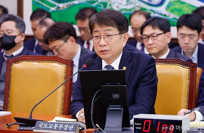 (서울=뉴스1) 안은나 기자 = 박상우 국토교통부 장관이 14일 서울 여의도 국회에서 열린 국토교통위원회 전체회의에 출석해 12·29 여객기 참사 관련 현안 질의에 답하고 있다. 2025.1.14/뉴스1  Copyright (C) 뉴스1. All rights reserved. 무단 전재 및 재배포,  AI학습 이용 금지. /사진=(서울=뉴스1) 안은나 기자