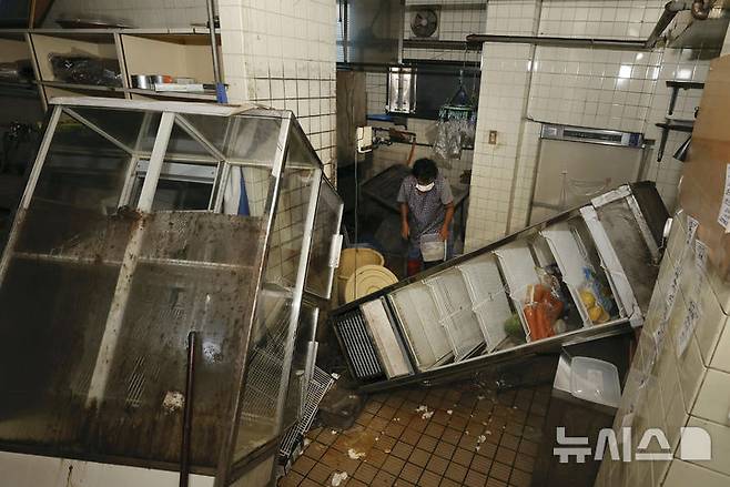 [오사키=AP/뉴시스]일본 규슈(九州) 미야자키(宮崎)현에서 규모 6.9의 지진이 발생했다. 사진은 지난해 8월8일 미야자키현 앞바다에서 규모 7.1 지진이 발생한 뒤 이튿날 가고시마(鹿児島)현 오사키에 있는 한 식당 주방의 비품들이 쓰러진 모습. 2025.01.14.