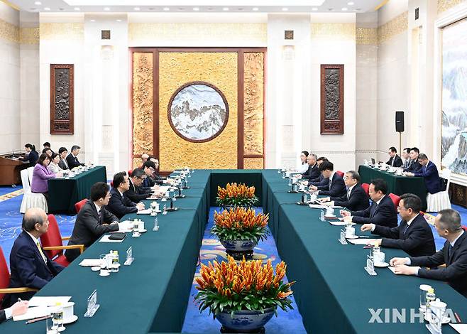 [베이징=신화/뉴시스]리수레이 중국 공산당 중앙선전부장이 13일 베이징에서 모리야마 히로시 자민당 간사장과 니시다 마코토 공명당 간사장이 이끄는 일본 여당대표단과 회담하고 있다. 2025.01.14.