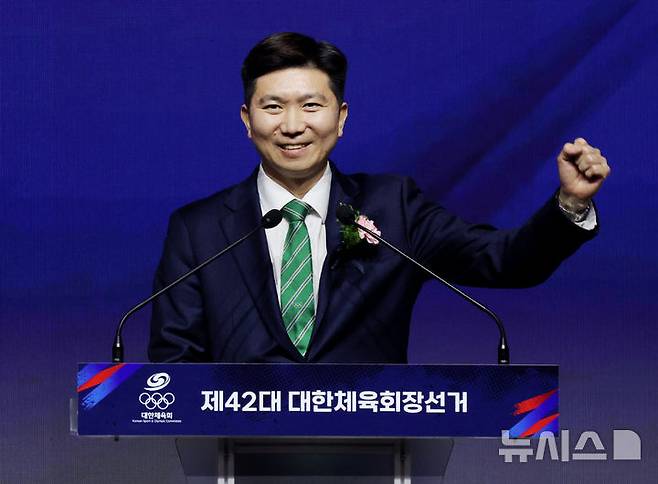 [서울=뉴시스] 김진아 기자 = 제42대 대한체육회장으로 당선된 유승민이 14일 서울 송파구 올림픽공원 올림픽홀에서 열린 제42대 대한체육회장선거에서 소감을 밝히기 앞서 인사하고 있다. 2025.01.14. bluesoda@newsis.com