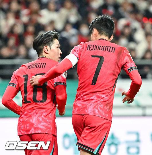[OSEN=서울월드컵경기장, 박준형 기자] 황선홍 임시 감독이 지휘하는 대한민국 축구대표팀이 21일 서울월드컵경기장에서 진행된 태국과의 2026 국제축구연맹(FIFA) 북중미 월드컵 아시아 2차 예선 C조 3차전에서 1-1 무승부를 기록했다.이로써 한국은 3경기서 승점 7(2승 1무)를 획득하면서 조 1위를 유지했으나 약체인 태국과 홈 경기에서 무승부에 그치면서 아쉬움을 남겼다.&nbsp;후반 손흥민과 이강인이 이야기 나누고 있다.  2024.03.21 / soul1014@osen.co.kr