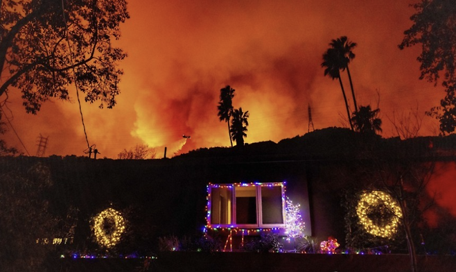 10일(현지시간) 화염이 번지고 있는 LA 맨더빌캐니언 지역. AP=연합뉴스