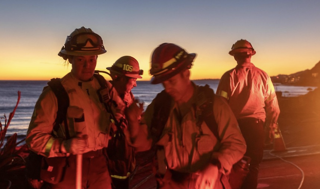 LA 산불 현장의 소방관들. AFP=연합뉴스