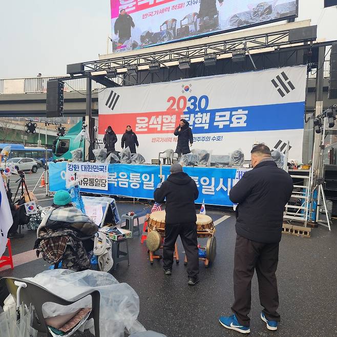 윤석열 대통령 탄핵을 반대하는 시민들이 서울 용산구 한강진역에 위치한 윤 대통령 관저 인근에서 집회를 열었다 ⓒ시사저널 이태준&nbsp;