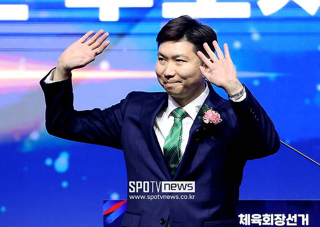 ▲ 유승민 대한체육회장 당선인이&nbsp;14일 오후 서울 송파구 올림픽공원 올림픽홀에서 제 42대 대한체육회장 선거에서 당선이 확정되자 지지자들의 환호에 답례하고 있다.&nbsp;ⓒ곽혜미 기자