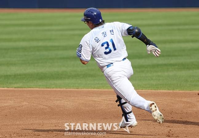 삼성 윤정빈이 지난해 플레이오프 1차전에서 1회 말 2루타를 터트리고 질주하고 있다. /사진=김진경 대기자