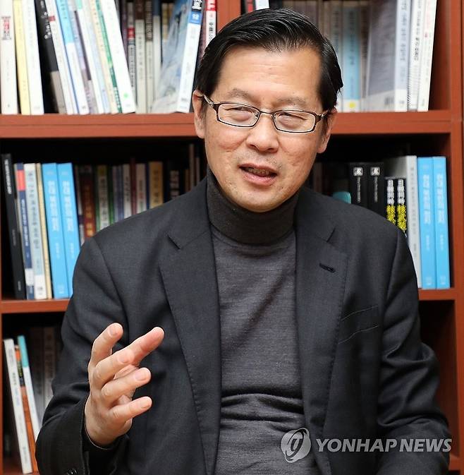 연합뉴스와 인터뷰 중인 정성장 세종연구소 한반도전략센터장  [진성철 기자 촬영]