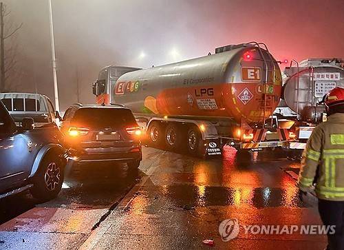 고양 자유로서 눈길 차량 44대 연쇄 추돌 사고 (고양=연합뉴스) 심민규 기자 = 14일 오전 5시 15분께 경기 고양시 일산서구 자유로 구산IC 파주 방향 인근에서 발생한 차량 44대 연쇄 추돌 사고로 트럭과 버스, 승용차 등이 뒤엉켜 있다. 2025.1.14 [경기도북부소방재난본부 제공. 재판매 및 DB 금지] wildboar@yna.co.kr