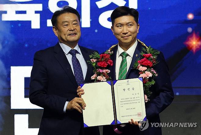 대한체육회장 선거 이변의 주인공, 유승민 (서울=연합뉴스) 한종찬 기자 = 제42대 대한체육회장으로 당선된 유승민이 14일 오후 서울 송파구 올림픽공원 올림픽홀에서 열린 제42대 대한체육회장선거에서 김대년 선거운영위원장으로부터 당선증과 축하 꽃목걸이를 받고 기념촬영을 하고 있다. 2025.1.14 saba@yna.co.kr