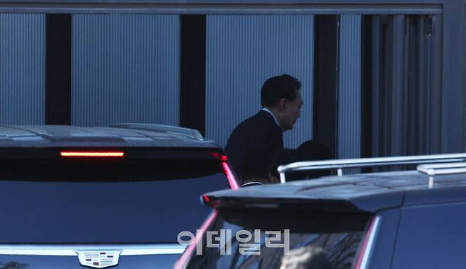 윤석열 대통령이 15일 오전 과천 정부종합청사 내 고위공직자범죄수사처(공수처)에 도착해 이동하고 있다. (사진=이영훈 기자)