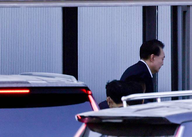 내란 우두머리와 직권남용 권리행사 방해 혐의를 받는 윤석열 대통령이 15일 경기 과천시 정부과천청사 내 고위공직자범죄수사처에 출석하고 있다. (사진=이데일리)