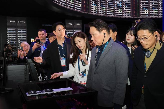 최태원 SK그룹 회장이 8일 오전(현지시간) CES 2025가 열리고 있는 미국 네바다주 라스베이거스 컨벤션센터 센트럴홀 SK 전시관을 방문하고 있다.(사진=연합뉴스)