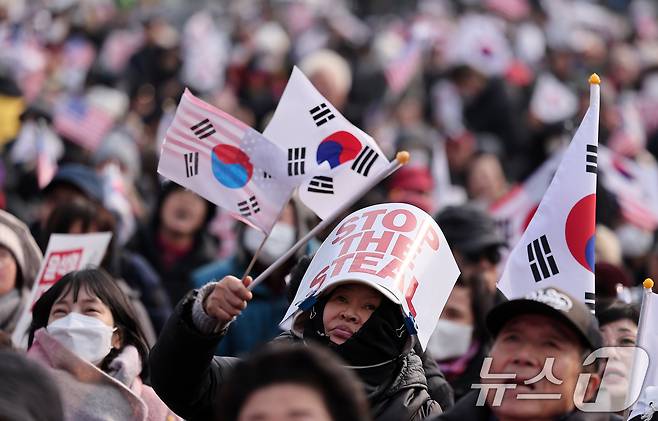 공수처와 경찰의 윤석열 대통령 2차 체포영장 집행 시도가 임박한 가운데 14일 서울 용산구 한남동 대통령 관저 인근에서 윤석열 대통령 지지자들이 탄핵 반대 집회를 하고 있다. 2025.1.14/뉴스1 ⓒ News1 김성진 기자