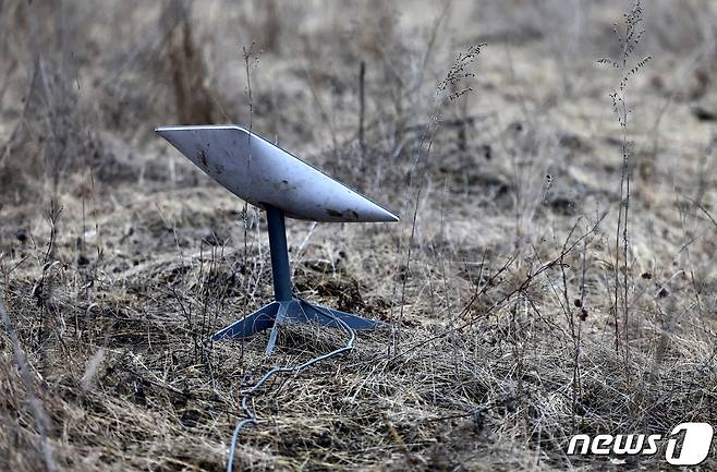 우크라이나 동부 도네츠크 지역의 최전방 마을 바흐무트 인근에 스타링크 위성인터넷 단말기가 설치돼 있다. 2023.3.8 ⓒ 로이터=뉴스1 ⓒ News1 강민경 기자