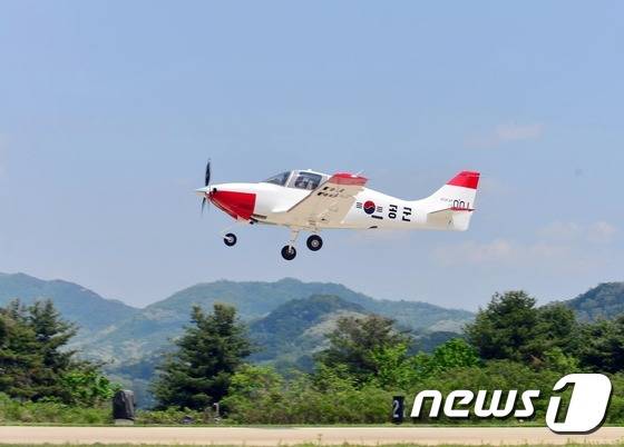 KT-100 입문훈련기가 공군사관학교 제55비행전대에서 이륙하는 모습. (공군 제공) 2016.5.11/뉴스1 ⓒ News1 조현아 인턴기자