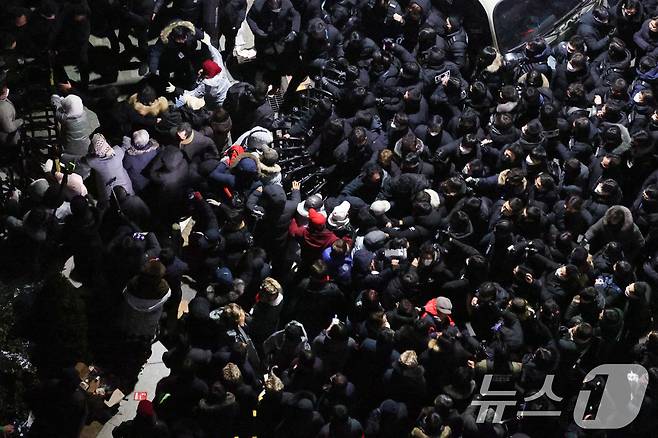 고위공직자범죄수사처(공수처)와 경찰로 구성된 공조수사본부가 윤석열 대통령에 대한 2차 체포영장 집행에 돌입한 15일 오전 공수처 수사관들과 경찰 인력이 서울 용산구 한남동 대통령 관저로 진입하며 윤 대통령 지지자들과 대치하고 있다. 2025.1.15/뉴스1 ⓒ News1 신웅수 기자