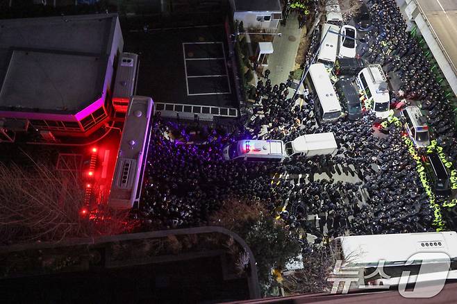 고위공직자범죄수사처(공수처)가 윤석열 대통령 2차 체포영장 집행에 나선 15일 오전 서울 용산구 한남동 대통령 관저로 관계자들이 진입하고 있다. 2025.1.15/뉴스1 ⓒ News1 신웅수 기자