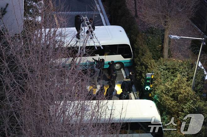 고위공직자범죄수사처(공수처)가 윤석열 대통령 2차 체포영장 집행에 나선 15일 오전 서울 용산구 한남동 대통령 관저로 관계자들이 진입하고 있다. 2025.1.15/뉴스1 ⓒ News1 신웅수 기자