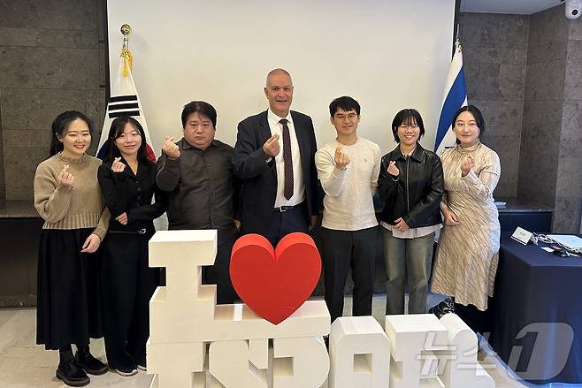 라파엘 하르파즈 주한 이스라엘대사와 주요 참석자들이 기념 사진 촬영을 하고 있는 모습ⓒ News1 윤슬빈 기자