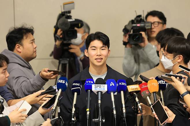 취재진과 인터뷰하는 김혜성. 연합뉴스