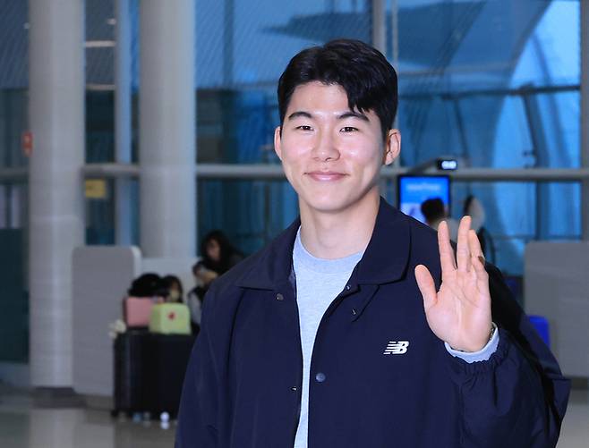 김혜성이 미국으로 출국하기에 앞서 취재진에게 인사하고 있다. 2025.1.14 연합뉴스