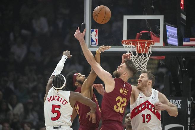 Toronto Raptors' Immanuel Quickley (5), Cleveland Cavaliers' Jarrett Allen, center left, Cavaliers' Dean Wade (32) and Raptors' Jakob Poeltl (19) vie for a rebound during the first half of an NBA basketball game in Cleveland, Thursday, Jan. 9, 2025. (AP Photo/Phil Long)







<저작권자(c) 연합뉴스, 무단 전재-재배포, AI 학습 및 활용 금지>