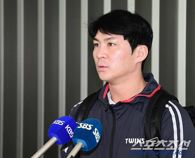15일 인천공항 제1터미널에서 LG 트윈스 1차 선발대가 애리조나 스프링캠프를 위해 출국했다. 출국 앞두고 인터뷰하는 오지환. 인천=송정헌 기자songs@sportschosun.com/2025.01.15/