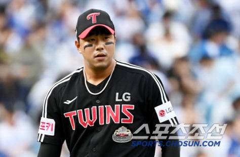 13일 대구삼성라이온즈파크에서 열린 플레이오프 1차전 LG와 삼성의 경기, 5회말 투구를 마친 LG 정우영이 더그아웃으로 향하고 있다. 대구=허상욱 기자 wook@sportschosun.com/2024.10.13/