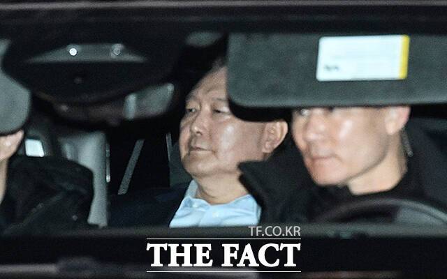 '내란 수괴 혐의'를 받는 윤석열 대통령이 15일 오후 경기 과천시 고위공직자범죄수사처에서 조사를 마치고 서울구치소로 이동하고 있다. /과천=박헌우 기자