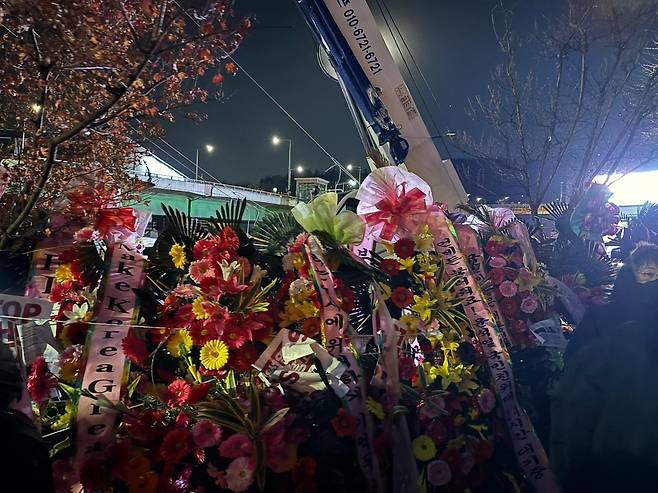 윤 대통령 체포 영장 집행이 있었던 15일 서울 한남동 관저 일대엔 수백 개의 화환이 놓여 있었다