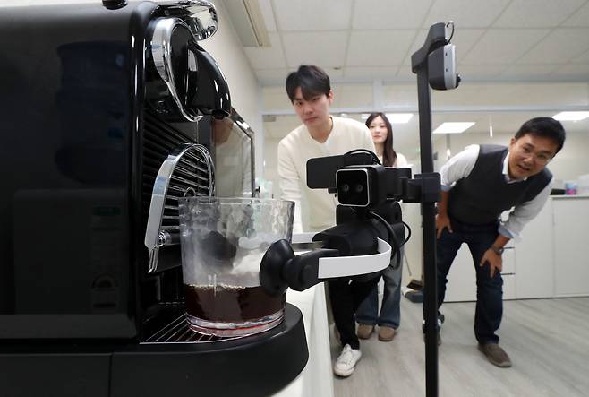 카이스트 박대형 부교수 연구팀이 개발한 AI로봇. '커피컵을 가져다줘'라고 사람이 지시하면 정확히 커피머신 방향으로 이동해 집게손으로 컵을 집어 건네준다./신현종 기자
