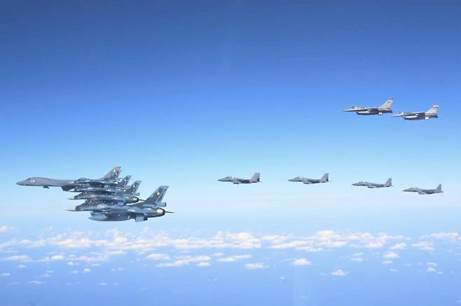 미 전략폭격기 B-1B와 우리 공군 F-15K 전투기 4대, 미 공군 F-16 전투기 2대, 일본 항공자위대 F-2 전투기 4대가 3일 한미일 공중훈련을 실시하고 있다. 이번 훈련은 지난 10월 31일 북한의 장거리탄도미사일 발사에 대응하는 차원에서 실시했다. 사진=합참 제공