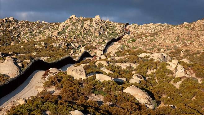 미국 캘리포니아 자쿠마 핫 스프링스 인근에 설치된 미국-멕시코 간 국경 펜스. 자쿠마 핫 스프링스/AFP 연합뉴스