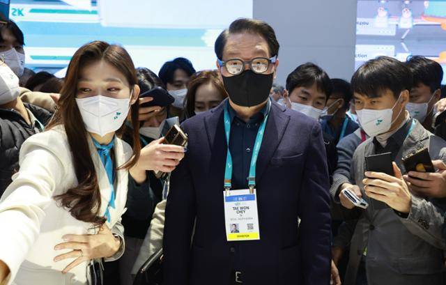 최태원(가운데) SK그룹 회장이 2023년 미국 네바다주 라스베이거스 컨벤션센터에서 열린 세계 소비자 가전·정보기술 박람회 'CES 2023'의 SK 전시관을 찾아 SK바이오팜이 개발한 뇌전증 발작 예측용 디지털 헬스기기 '제로 글래스'를 착용해 보고 있다. 연합뉴스