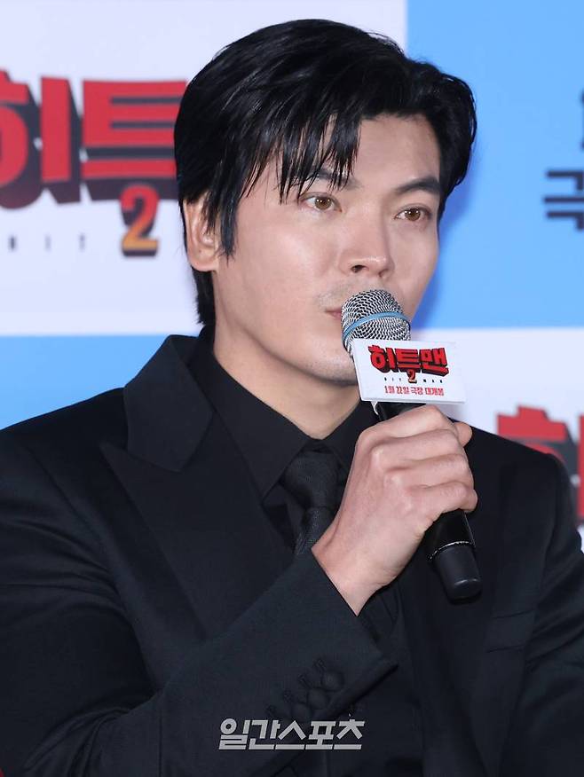 배우 김성오가 15일 오후 서울 용산구 용산CGV아이파크몰에서 열린 영화 '히트맨2' 언론배급시사회 및 기자간담회에 참석해 인사말을 하고 있다. '히트맨2'는 대히트 흥행 작가에서 순식간에 ‘뇌절작가’로 전락한 ‘준’이 야심 차게 선보인 신작 웹툰을 모방한 테러가 발생하고, 하루아침에 범인으로 몰리면서 벌어지는 코믹 액션 영화이다. 22일 개봉. 서병수 기자 qudtn@edaily.co.kr /2025.01.15/