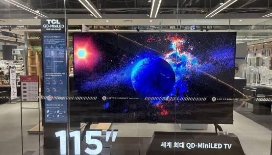 TCL은 지난해 7월 플래그십 라인인 QD-Mini LED TV 115인치 TCL X955 MAX를 롯데하이마트 잠실점에서 선보였다. [사진=TCL 뉴스룸 ]
