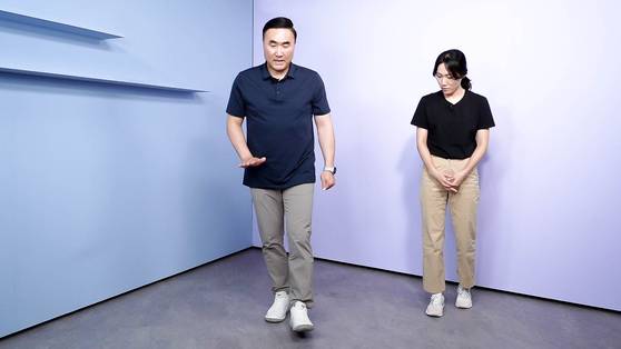 '트레이너들의 스승님'이라 불리는 홍정기(차의과학대학교 스포츠의학대학원장) 교수가 직접 올바른 걷기 방법을 시연하는 모습. 홍 교수는 미국 오리건주립대에서 운동과학 박사 과정을 마쳤다.