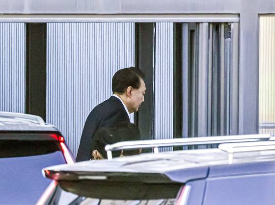 내란 우두머리 혐의로 체포된 윤석열 대통령이 15일 오전 경기 과천 고위공직자범죄수사처(공수처)에 도착해 조사실로 향하고 있다. 김성룡 기자