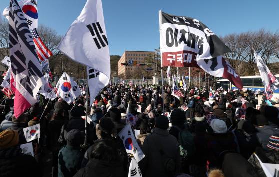 15일 오후 경기 과천시 정부과천청사 앞에서 보수단체 회원들이 윤석열 대통령 지지·응원 집회를 하고 있다. 고위공직자범죄수사처(공수처)는 이날 오전부터 내란 우두머리 혐의로 체포된 윤석열 대통령에 대한 조사에 나섰다. 뉴스1