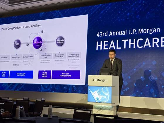 서진석 셀트리온 경영사업부 총괄 대표이사가 14일(현지시간) 미국 샌프란시스코에서 개최된 '2025 JP모건 헬스케어 콘퍼런스'의 메인트랙에서 발표를 진행하고 있다. 사진 셀트리온